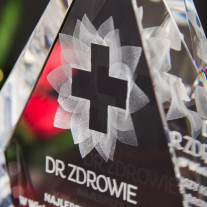 Statuetka 3D z krzyżem medycznym - zbliżenie