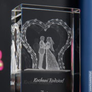 Para Młoda w Altance 3D - najlepsze podziękowania dla rodziców w wysokiej statuetce