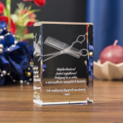 Statuetka z modelami 3D nożyczek i grzebienia