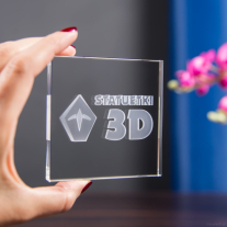 Statuetka 3D z logo - z lewej strony