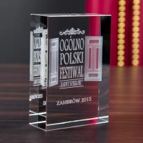 Statuetka 3D z logo festiwalu  - lewa strona