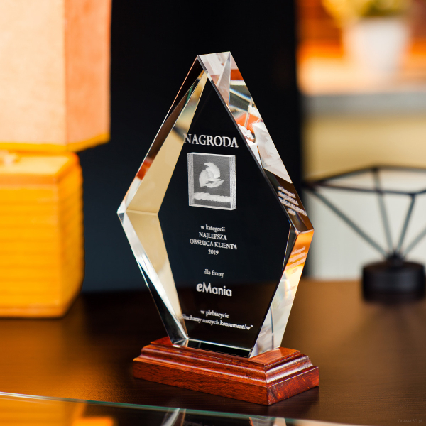 Szklana nagroda z grawerunkiem 3D logo ADDopinion na podstawce - 2