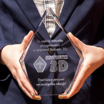 Statuetka 3D z logo Statuetki 3D - w rękach