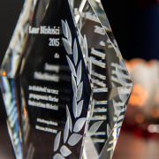 Szklana nagroda z grawerunkiem 3D - Laur Bliskości - 4