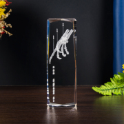 Statuetka z modelem 3D układu kostnego dłoni - bok