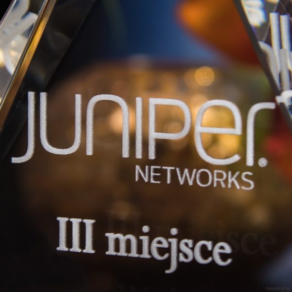 Statuetka 3D z logo Jupiter Networks - zbliżenie