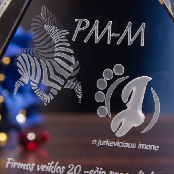 Statuetka 3D z logo PM-M - zbliżenie