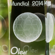 Statuetka z modelem 3D piłki z mundialu 2014 - zblizenie