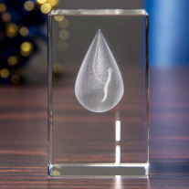 Statuetka z modelem 3D kropli wody i czterolistną koniczynką - bok