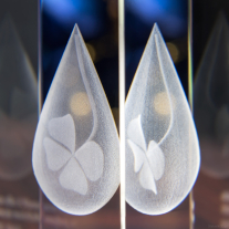 Statuetka z modelem 3D kropli wody i czterolistną koniczynką - zbliżenie