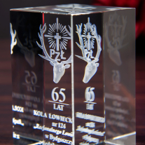 Statuetka 3D z logo Polskiego Związku Łowieckiego - zbliżenie