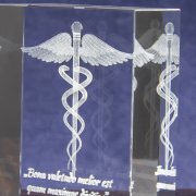 Statuetka z modelem 3D Kaduceusza - zbliżenie [ZID00002AN]