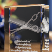 Statuetka z modelami 3D nożyczek i grzebienia - zbliżenie