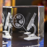 Statuetka z modelami 3D mikroskopu - zbliżenie