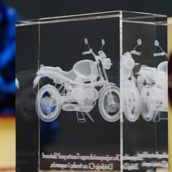 Statuetka z modelem 3D motocykla - zbliżenie