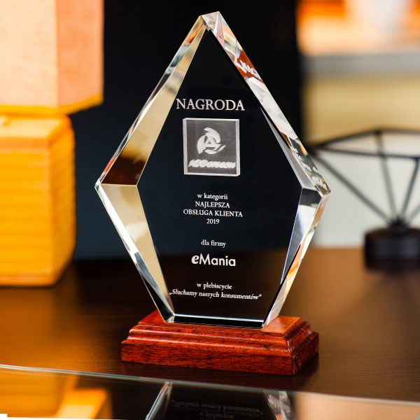 Szklana nagroda z grawerunkiem 3D logo ADDopinion na podstawce