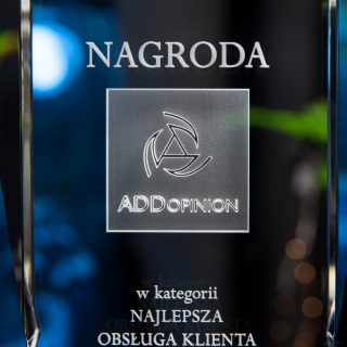 Szklana nagroda z grawerunkiem 3D logo ADDopinion - klepsydra zbliżenie 2