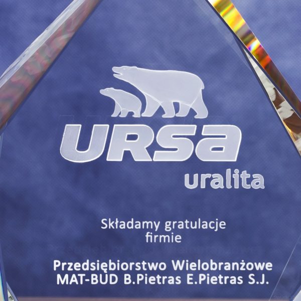 Statuetka 3D z logo Ursa Uralita - zbliżenie