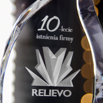 Statuetka 3D z logo Relievo - zbliżenie