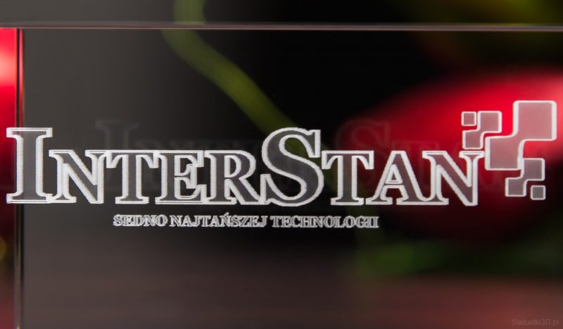 Statuetka 3D z logo InterStan - zbliżenie