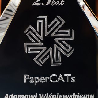 Statuetka 3D z logo PaperCATs - zbliżenie