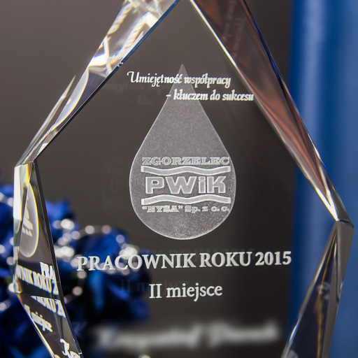 Statuetka 3D z logo PWiK - zbliżenie