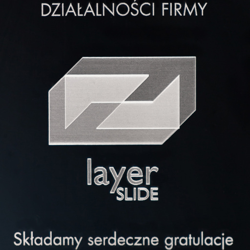 Statuetka 3D z logo Layer Slide - zbliżenie Statuetka 3D z logo Layer Slide - zbliżenie