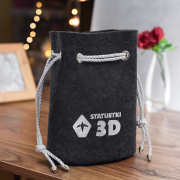 Torba filcowa czarna ze srebrnym sznurkiem i nadrukiem. Wysokość 24 cm