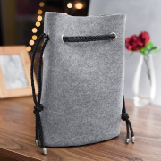 Torba filcowa szara z czarnym sznurkiem. Wysokość 26 cm