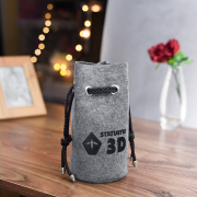Torba filcowa szara z czarnym sznurkiem i nadrukowanym logo. Wysokość 21 cm