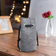 Torba filcowa szara z czarnym sznurkiem. Wysokość 21 cm