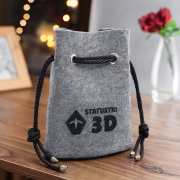 Torba filcowa szara z czarnym sznurkiem i nadrukowanym logo. Wysokość 24cm
