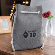 Torba filcowa szara z czarnym sznurkiem i nadrukowanym logo Wysokość 26 cm