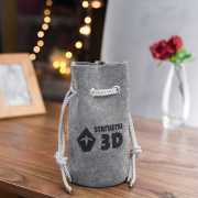 Torba filcowa szara ze srebrnym sznurkiem i nadrukowanym logo. Wysokość 21 cm