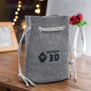 Torba filcowa szara ze srebrnym sznurkiem i nadrukowanym logo Wysokość 24 cm
