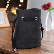 Torba filcowa czarna z czarnym sznurkiem. Wysokość 24 cm