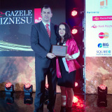 02-Anna-i-Kamil-Sawon-na-scenie-po-odebraniu-dyplomu-eGazel 02-Anna-i-Kamil-Sawon-na-scenie-po-odebraniu-dyplomu-eGazel