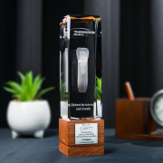 Statuetka 3D z implantem zęba na podstawce wyciętej