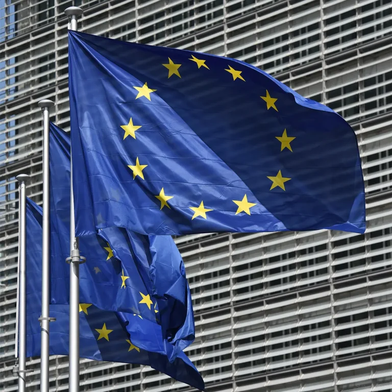 Powiewające na wietrze 3 flagi Unii Europejskiej