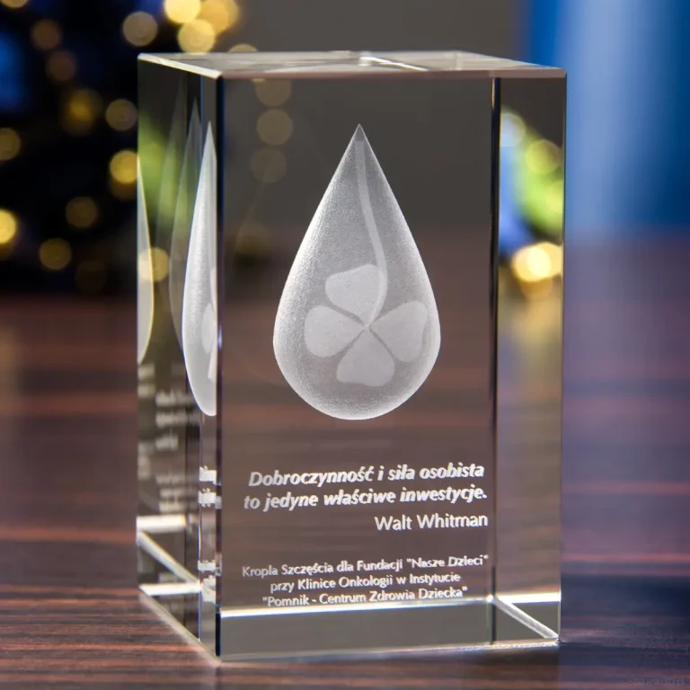 Statuetka z modelem 3D kropli wody i czterolistną koniczynką