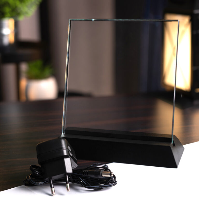 Ramka z LED 18x15x1, statuetka - tafla szklana z podstawą LED oraz zasilaczem. Stanowi bazę do wykonywania statuetek firmowych i nagród dla pracowników. Można grawerować laserem 3D w jej wnętrzu.