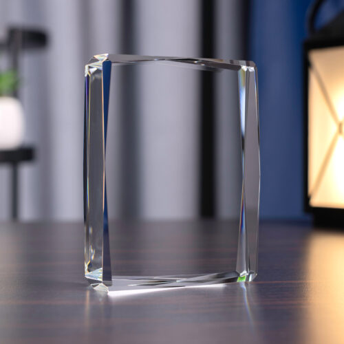 Statuetka szklana do wykonywania grawerunków 3D. Ramka ze szkła opti o rozmiarze 12x9x3 cm. Można w jej wnętrzu grawerować trójwymiarowe wizerunki obiektów przestrzennych, tj. budynki, maszyny, logotypy. Na jej bazie tworzymy pamiątki jubileuszu, prezenty dla pracowników, pracodawców i kontrahentów.