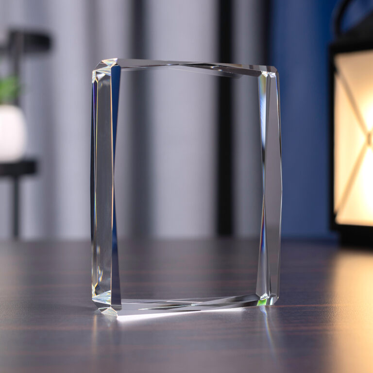 Statuetka szklana do wykonywania grawerunków 3D. Ramka ze szkła opti o rozmiarze 12x9x3 cm. Można w jej wnętrzu grawerować trójwymiarowe wizerunki obiektów przestrzennych, tj. budynki, maszyny, logotypy. Na jej bazie tworzymy pamiątki jubileuszu, prezenty dla pracowników, pracodawców i kontrahentów.