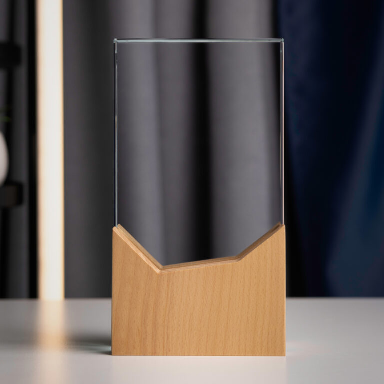 Statuetka szklana X113, widok od przodu. W części szklanej można wykonać grawerunki laserem 3D tworząc efektowne statuetki na jubileusz zaprzyjaźnionej firmy, nagrody dla pracowników bądź prezenty dla klientów.