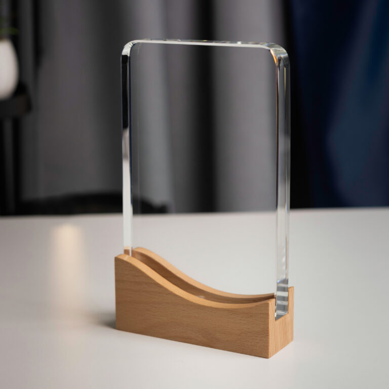 Statuetka szklana na drewnianej podstawie, model X104, ładna baza na prezenty dla firm i nagrody dla pracowników. Można grawerować laserem 3D w jej wnętrzu.
