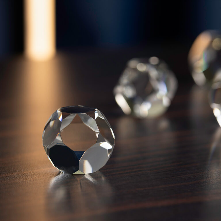 Statuetka X107 - kostka szklana do przygotowywania drobnych upominków z grawerunkiem 3D. Dobra baza do przygotowania pamiątki lub gadżetu reklamowego. Wykonana ze szkła opti pozwala na grawerowanie w jej wnętrzu wzorów 3D