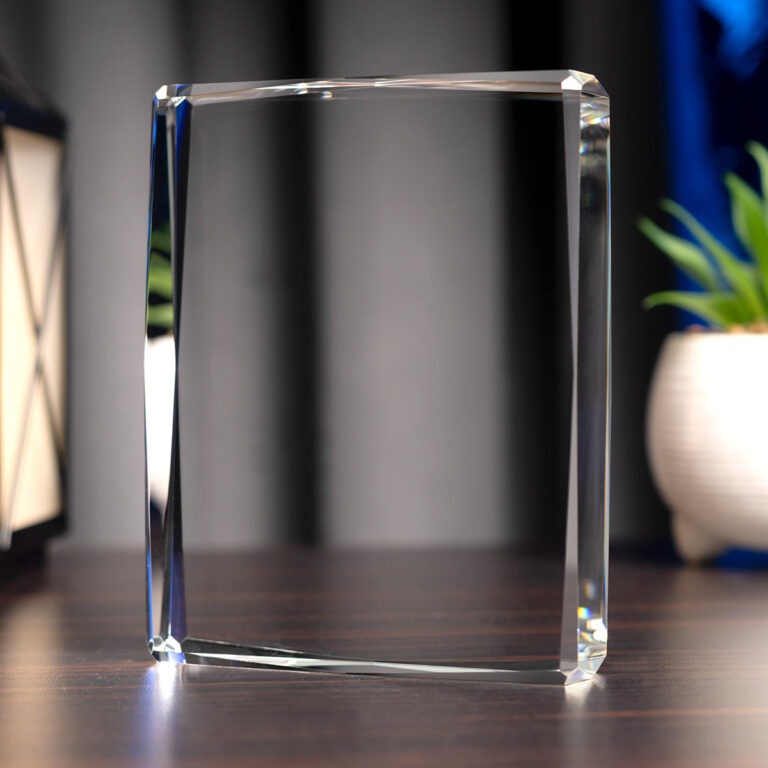 Statuetka szklana ze szkła opti do wykonywania grawerunków 3D. Model X105 o wymiarach 15x12x 3cm pozwala na grawerowanie w jej wnętrzu trójwymiarowych wzorów pojazdów, nazw firm, budynków, roślin. Pozwala to tworzyć na jej bazie statuetki na jubileusz, nagrody oraz pamiątki.