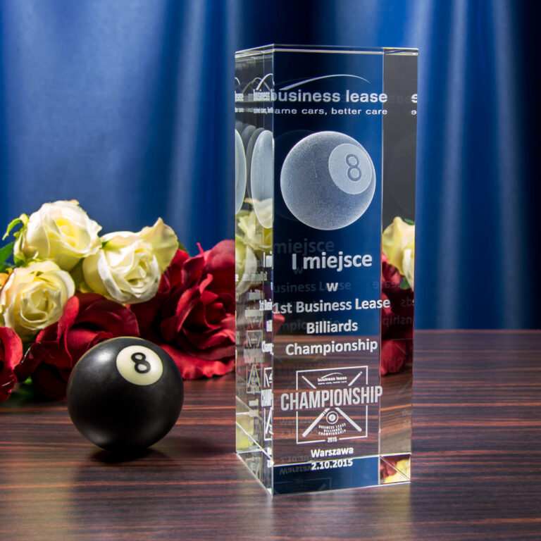 Szklana statuetka stabilnie stojąca na stole