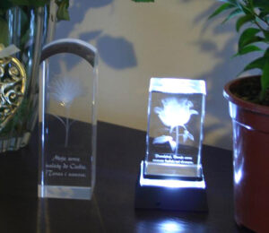 Dwie statuetki w słabym światle dziennym. Jedna niepodświetlona, druga na podstawce LED.